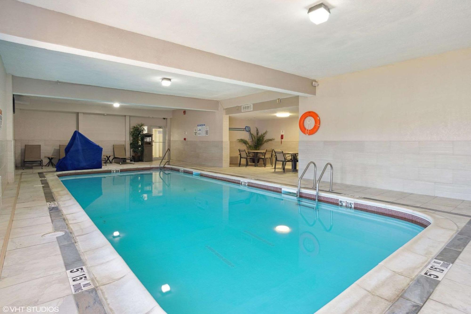 Quality Inn & Suites Morgantown - University Area Extérieur photo